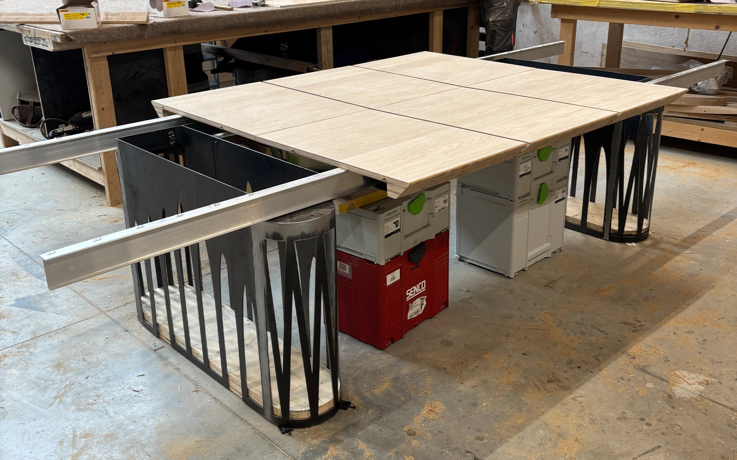 Table de réunion sur mesure en bois teinté