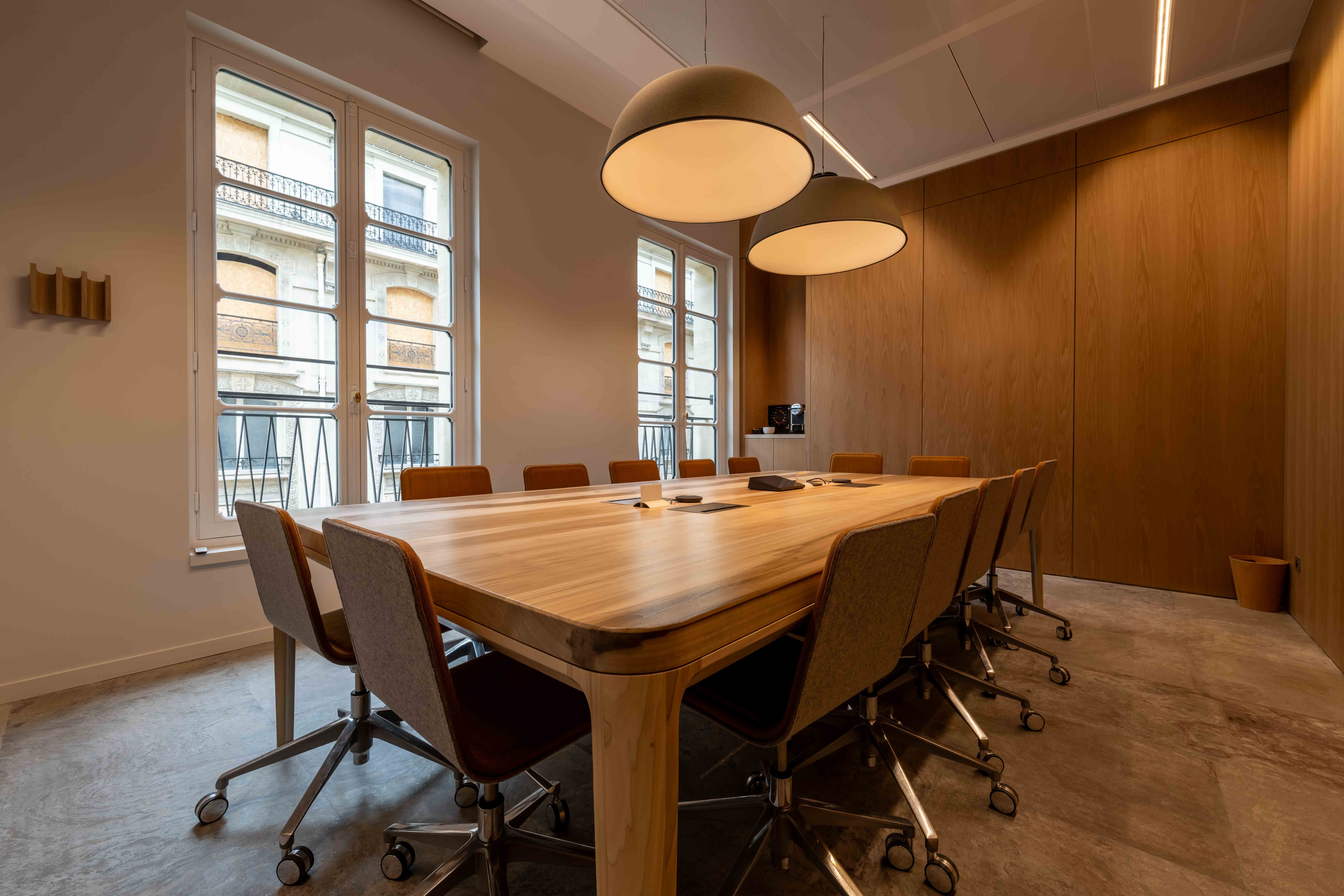 Agencement sur-mesure de bureaux en bois et habillage mural