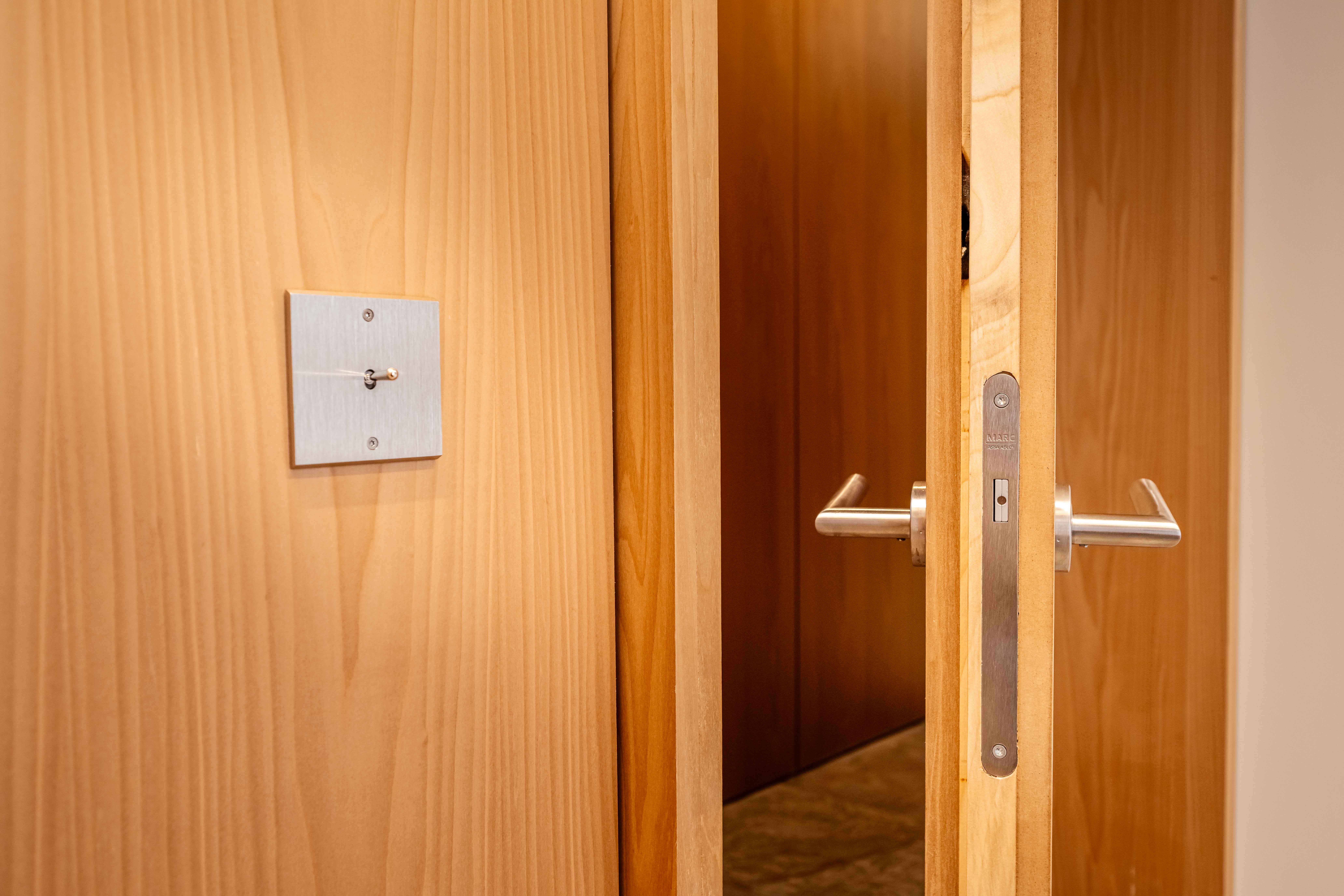 Habillage de mur sur mesure en bois. 